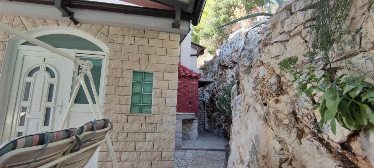 Apartment Adrian Omiš Exteriör bild