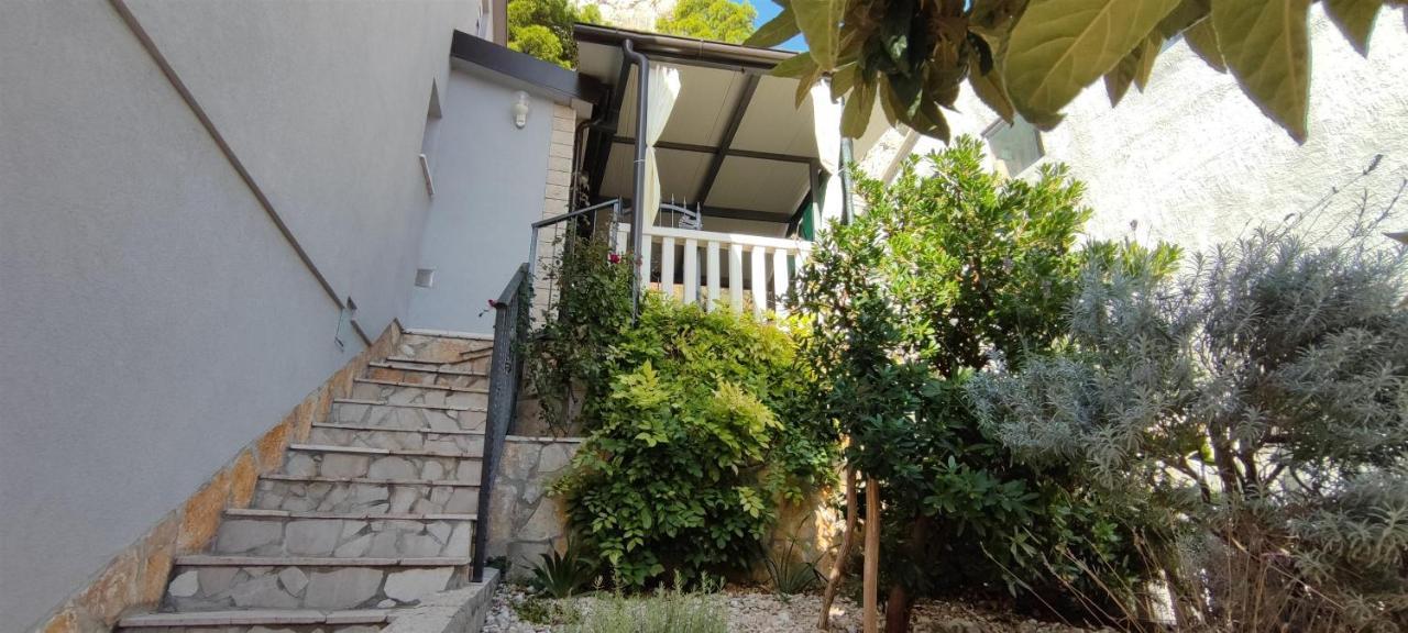 Apartment Adrian Omiš Exteriör bild
