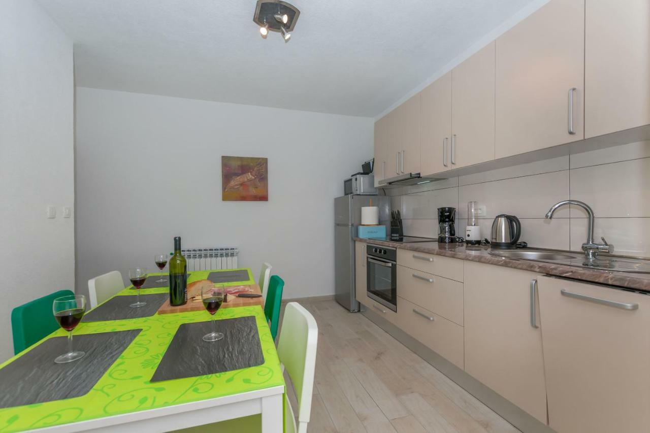 Apartment Adrian Omiš Exteriör bild