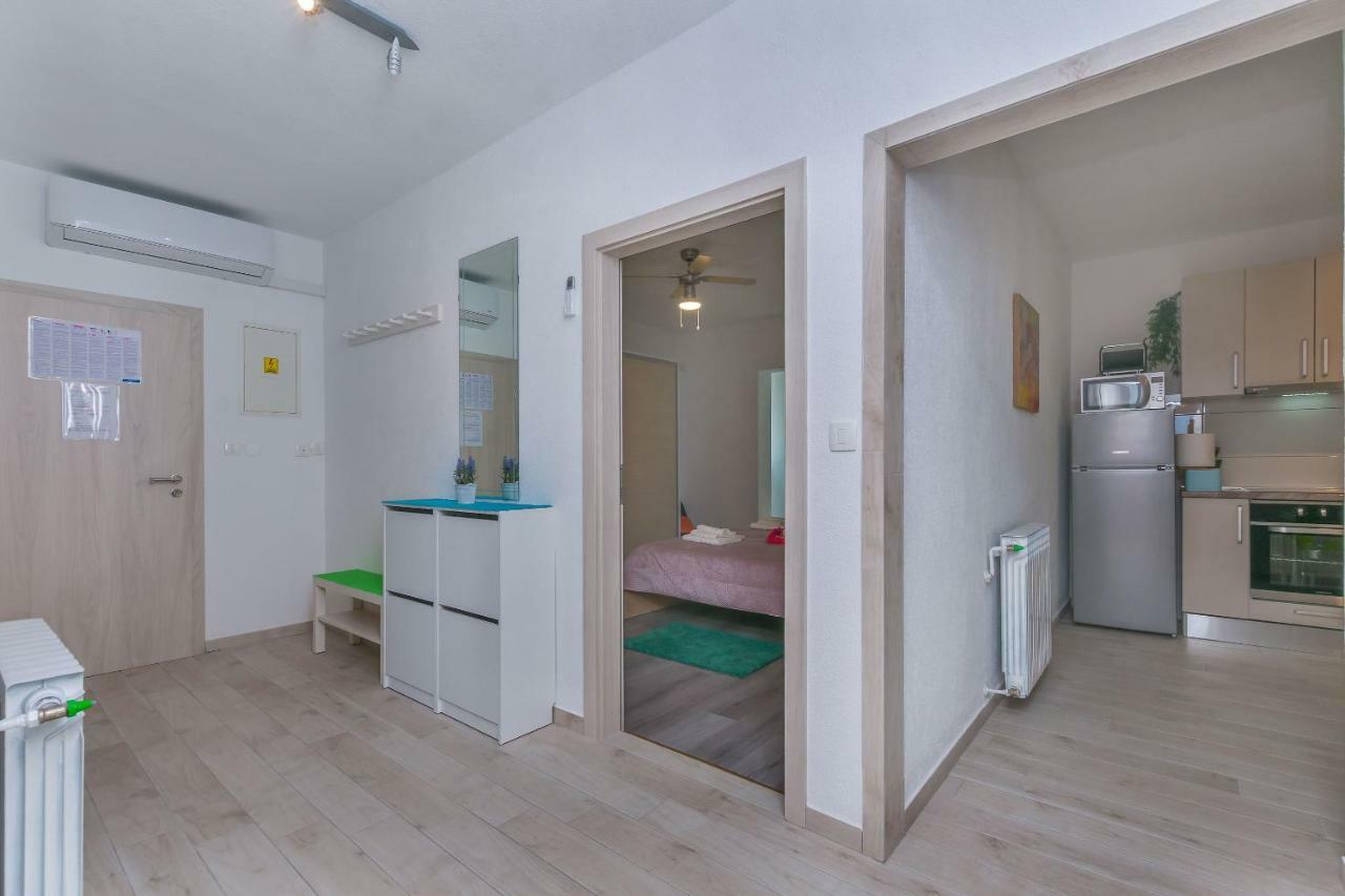 Apartment Adrian Omiš Exteriör bild
